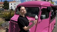 Netradiční zmrzlinový stánek zaparkoval v Litovelské ulici, 30. května 2023