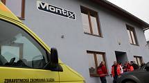 Unikající oxid uhelnatý přiotrávil v pondělí po deváté hodině ráno dvanáct zaměstnanců firmy Montix, a.s. v Horce nad Moravou, kteří byli odvezeni do Fakultní nemocnice Olomouc k následné péči.