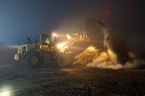 Požár štěpky v Kozlově, 15. listopadu 2025.