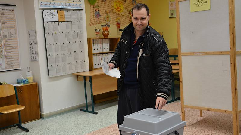 Volební sobota v Předmostí - největší místní části Přerova.  V budově Základní školy J. A. Komenského je hned několik okrsků.