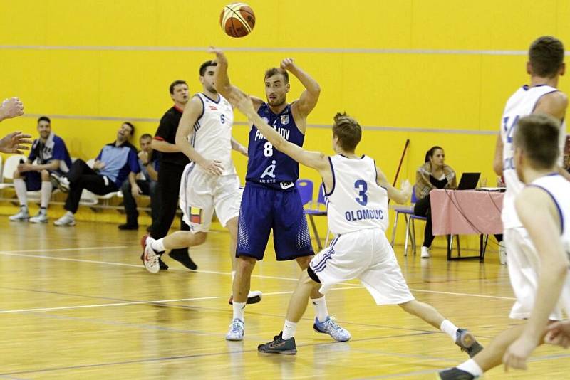 Olomoučtí basketbalisté (v bílém) v pohárovém zápase s favorizovaným Prostějovem