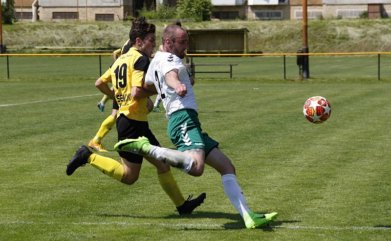 Nové Sady B (ve žluto-černém) porazily Kožušany 5:3.