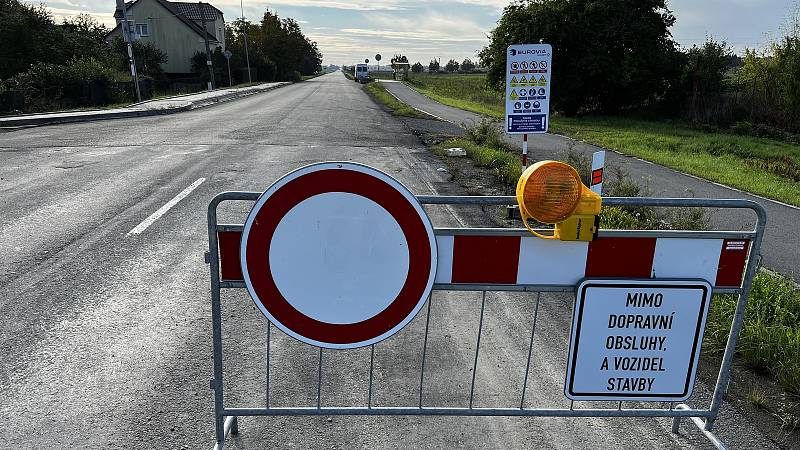 Od 1. října bude uzavřený další úsek silnice II//449, a to od Rozvadovic do Unčovic. Objížďka je schválená po dálnici. Na snímku nyní zavřený úsek u Chořelic, 29. září 2022