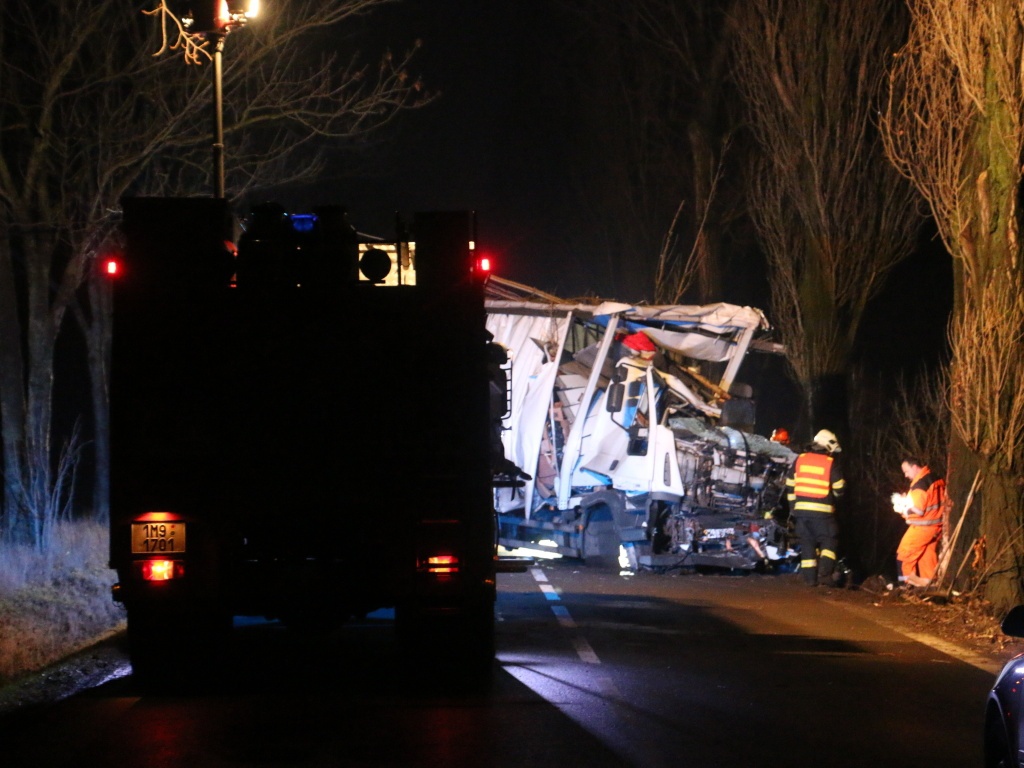 Kamion narazil v Holici do stromu, řidiče to vymrštilo ven z kabiny -  Olomoucký deník