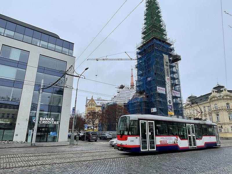 Nový sanktusník zdobí rekonstruovaný Červený kostel v Olomouci. Listopad 2021