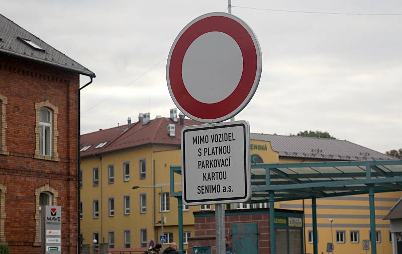 Nový parkovací režim u obchodního domu Senimo v Olomouci.