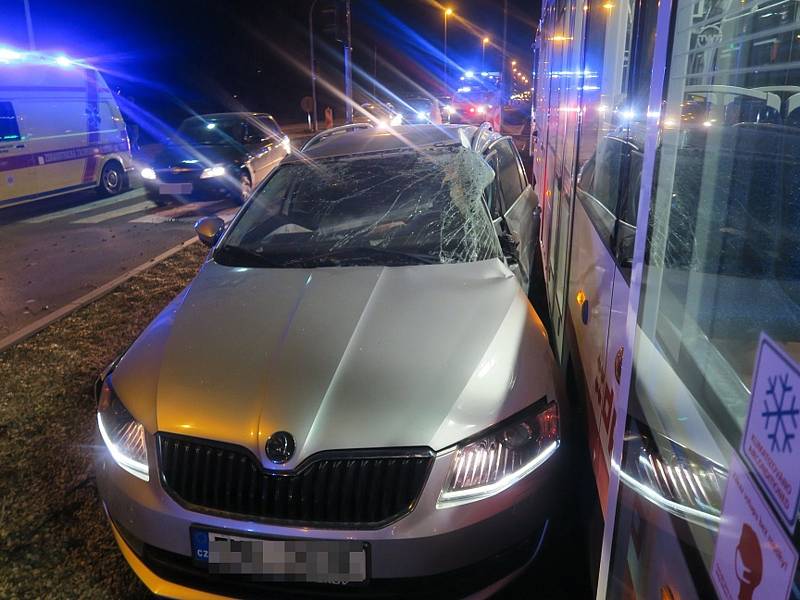 Srážka osobního auta s tramvají na třídě Kosmonautů v Olomouci