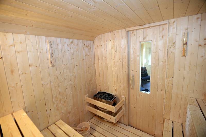 Sauna v maringotce na přírodním koupališti Poděbrady u Olomouce. Leden 2019