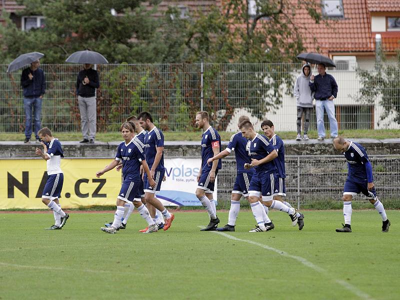 Fotbalisté Uničova remizovali s Rýmařovem (v bílém) 1:1