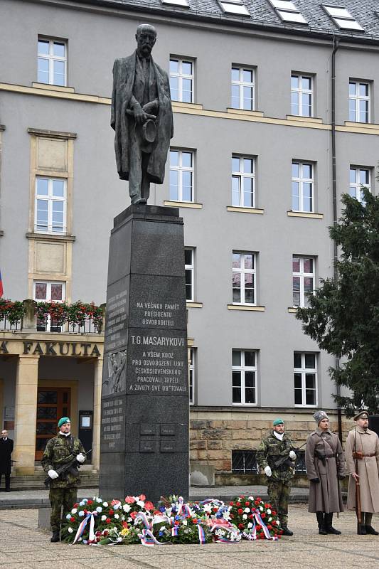 Pocta T. G. Masarykovi u jeho památníku na Žižkově náměstí v Olomouci