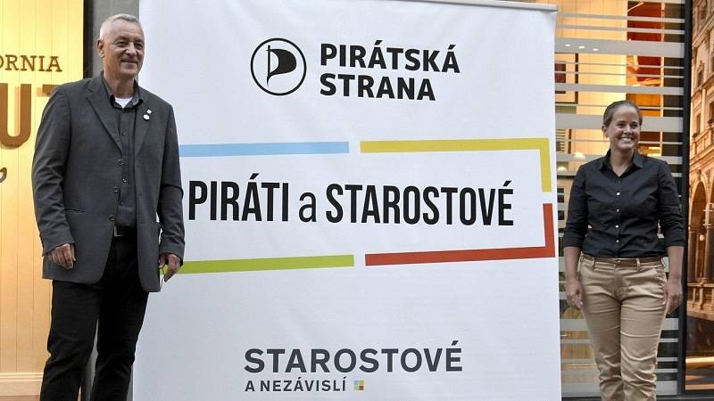 Piráti a Starostové - vlevo lídr Josef Suchánek a Zdeňka Dvořáková Kocourková