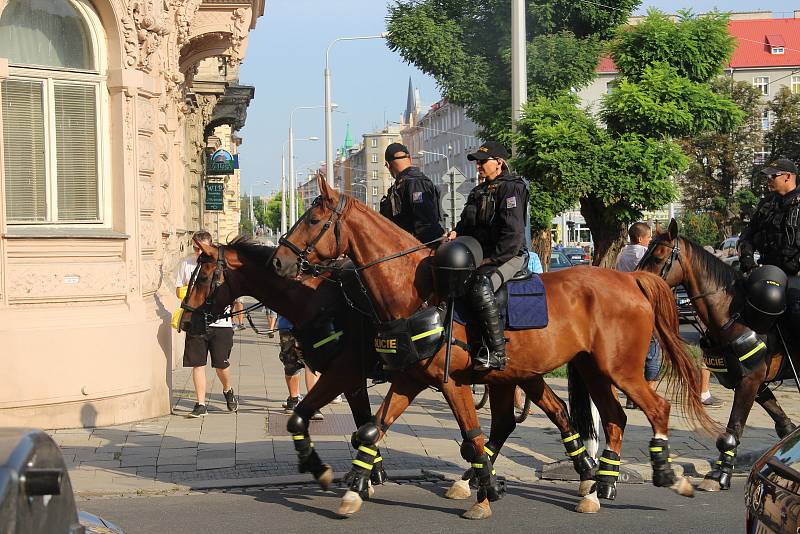 Fanoušci ostravského Baníku pod dohledem policistů rychle vyráží k Andreho stadionu. Jejich vlak měl totiž hodinu a půl zpoždění. Foto: Tomáš Siřinek