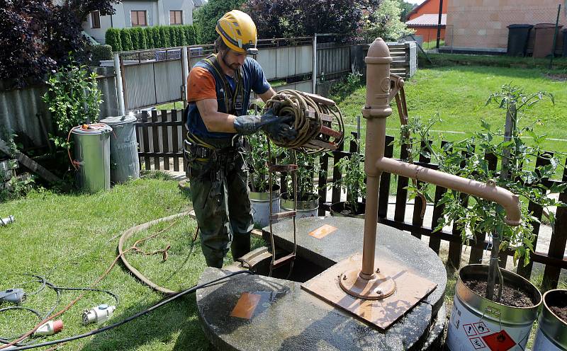 Čištění studní v Šumvaldu postiženém bleskovými povodněmi .