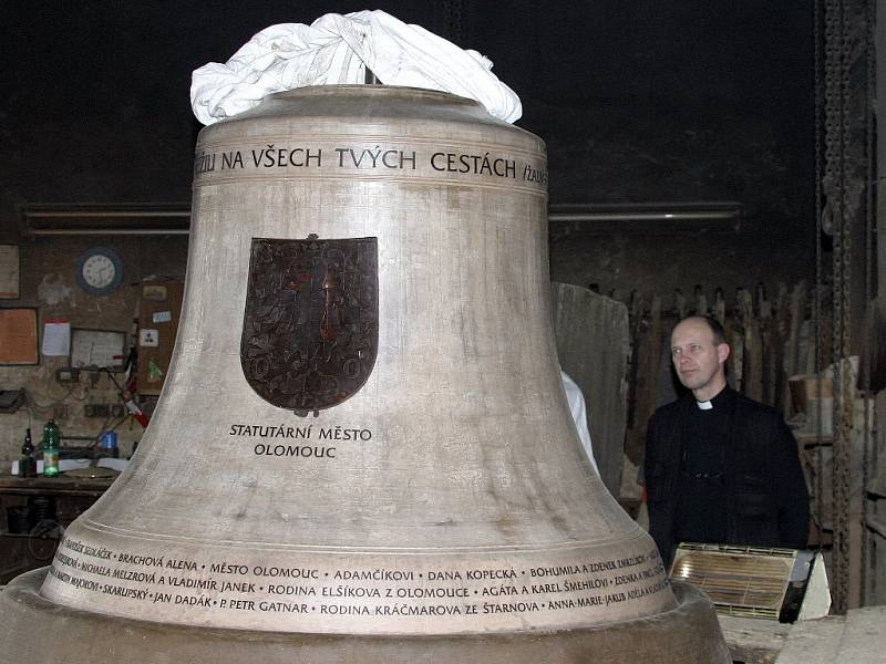 Farář  Antonín Basler si prohlíží model třetího zvonu pro svůj chrám sv. Michala.
