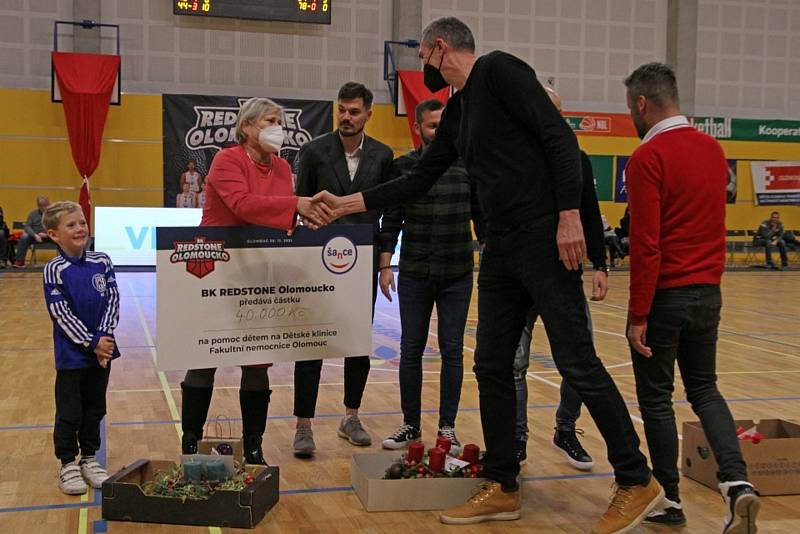 Předávání daru při zápase Olomoucka s Opavou.