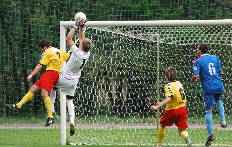 Fotbalisté Litovle (ve žlutočerveném) proti Přerovu