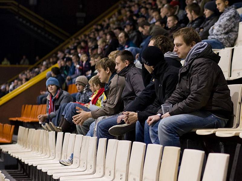 Mora v bílém hostila Hradec