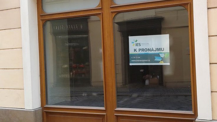 V historickém centru Olomouce není těžké narazit na prázdnou prodejnu k pronájmu..