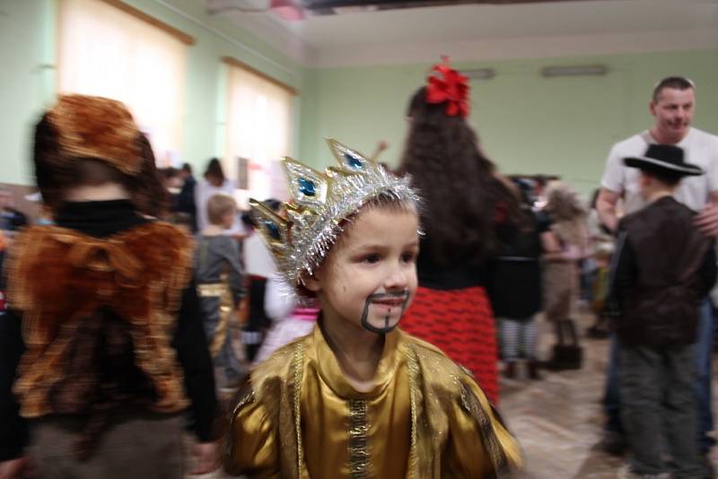 Piráti, pavoučí muž, princezny, ale třeba i Ferda Mravenec. Zhruba stovka masek zaplnila sál sokolovny v Majetíně na Olomoucku. Konal se tady už tradiční dětský karneval.