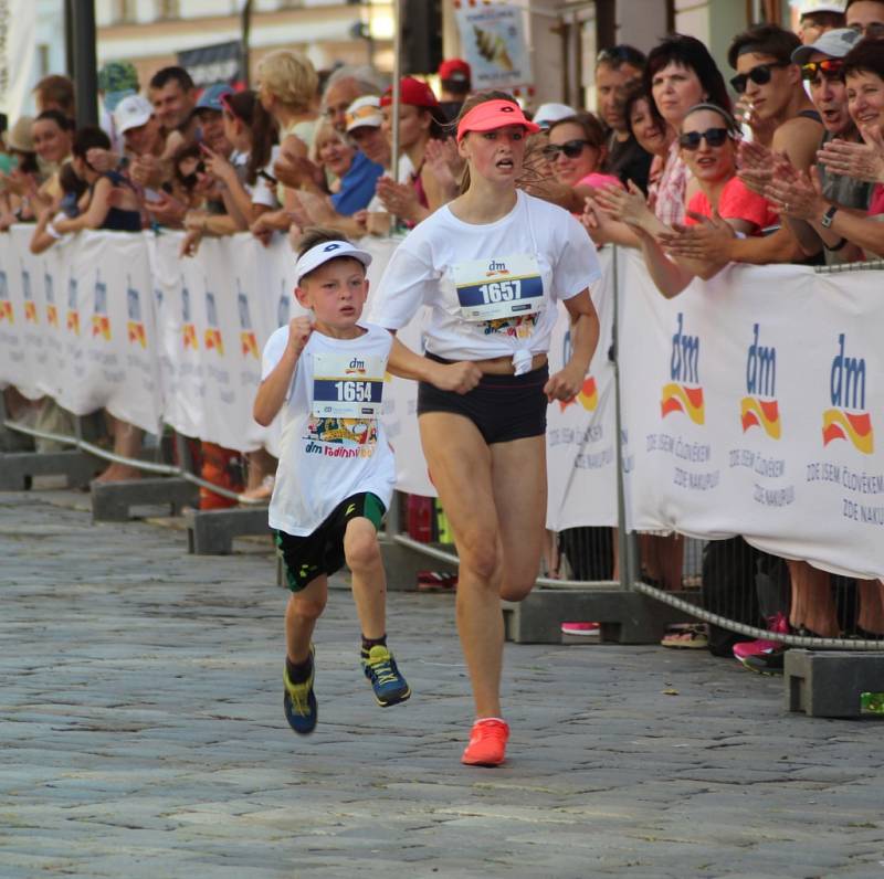 Součástí Olomouckého půlmaratonu je i Rodinný běh. V 17 hodiny se na něj vydaly stovky účastníků.