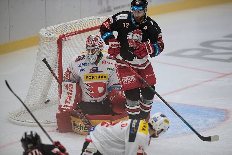 Hokejisté HC Olomouc (v černém) proti HC Dynamo Pardubice (1:2).