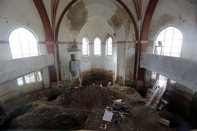 Interiér opravovaného Červeného kostela v Olomouci na konci ledna 2021