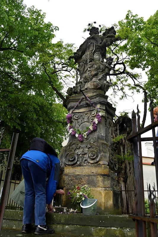 Zdobení sochy Jana Nepomuckého na Václavském náměstí v Olomouci, 15. 5. 2020