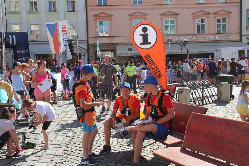 Tisíce amatérských i profesionálních běžců zaplnily v sobotu ulice Olomouce.