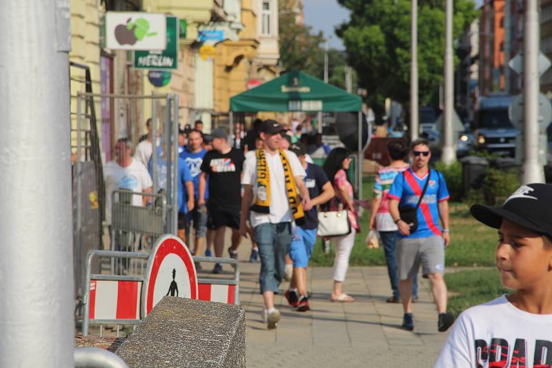 Fanoušci ostravského Baníku pod dohledem policistů rychle vyráží k Andreho stadionu. Jejich vlak měl totiž hodinu a půl zpoždění. Foto: Tomáš Siřinek