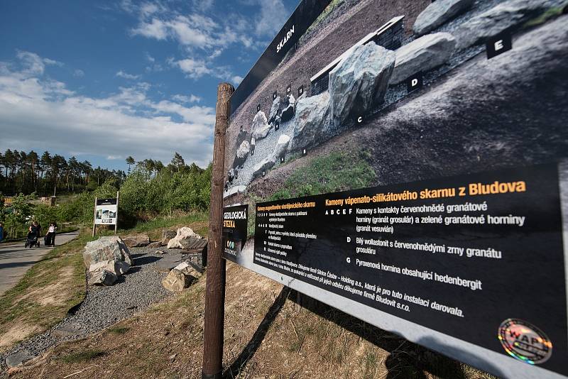 Hezké počasí a bezpočet čerstvě narozených mláďat jsou výzvou k procházce po zoo.