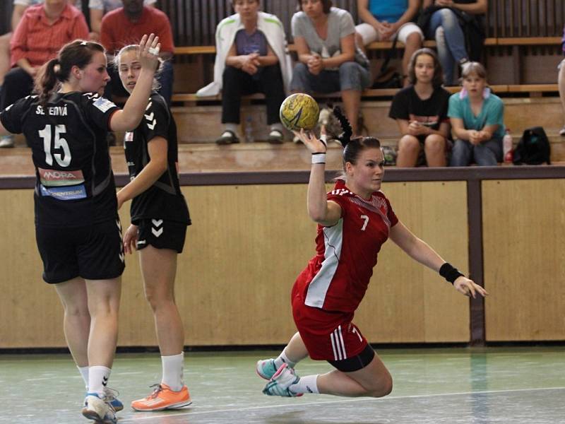 Zora (v tmavém) prohrála se Slavií první zápas o bronz 27:28. Veronika Rezlerová