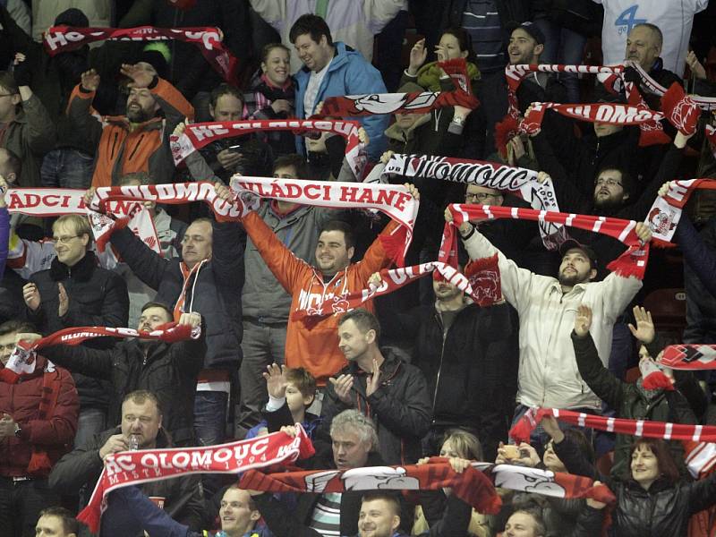 Olomoučtí hokejisté (v bílém) porazili ve čtvrtém utkání čtvrtfinále Plzeň 2:1. Stav série je 3:1 pro Plzeň.