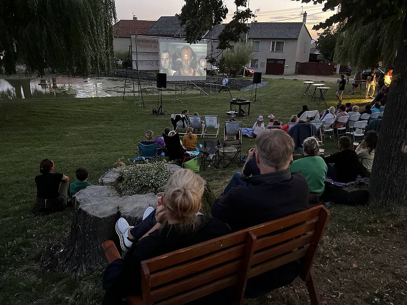 V Bělkovicích-Lašťanech již sedmou sezonu promítají v letním kině u rybníka. V pátek uvedli oceňovaný český film Zátopek a jako bonus nabídli divákům vzpomínku na návštěvu Emila Zátopka v obci v roce 1988, 12. srpna 2022.