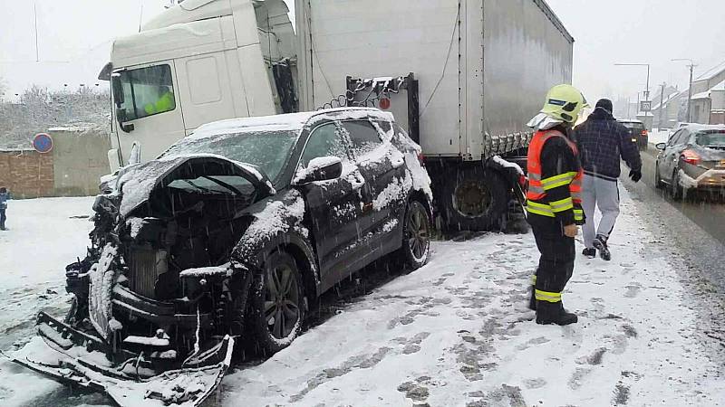 Jeden člověk se zranil při nehodě osobáku s kamionem v Dolanech na Olomoucku.