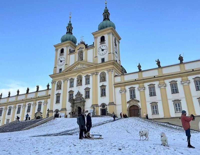 Zimní radovánky před bazilikou na Svatém Kopečku, 17. ledna 2021