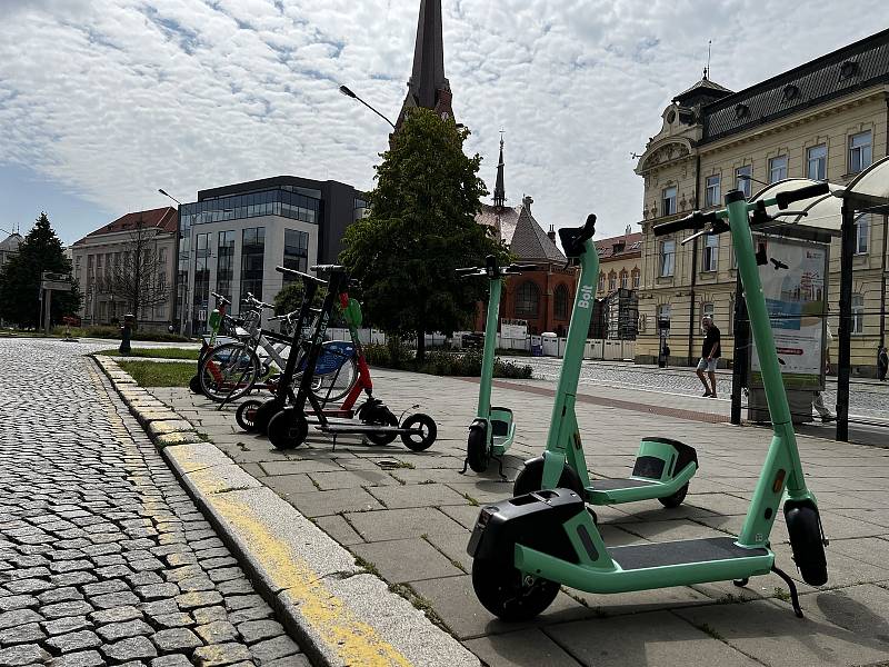 Parkování sdílených koloběžek a kol v Olomouci