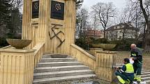 Památník Rudé armády v Olomouci vandal pomaloval hákovými kříži, symboly německého nacismu, 17. března 2022
