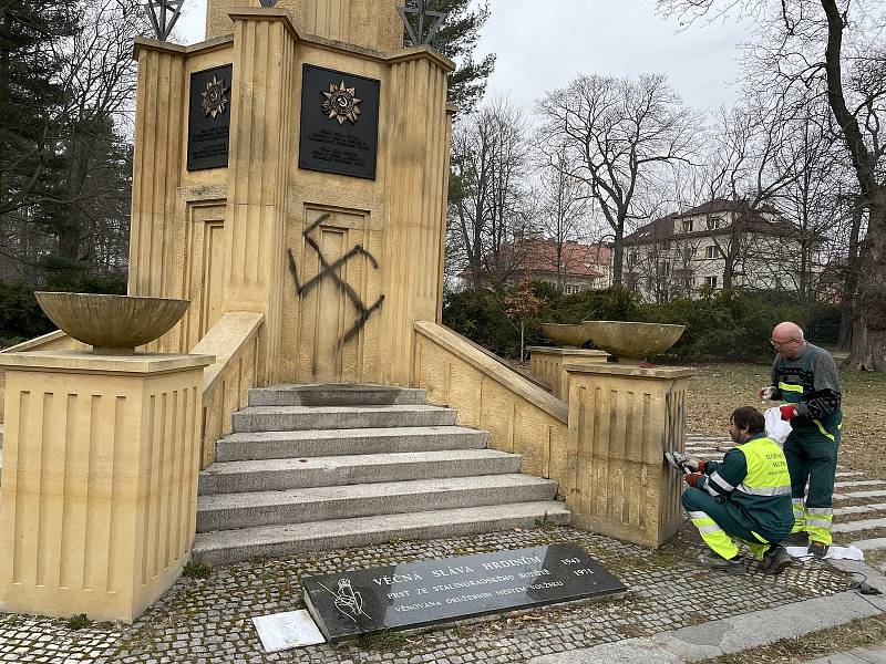 Památník Rudé armády v Olomouci vandal pomaloval hákovými kříži, symboly německého nacismu, 17. března 2022