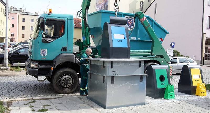 Vysypávání podzemních kontejnerů na třídě Svobody v Olomouci