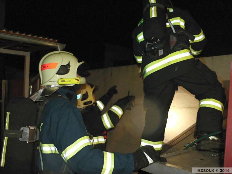 Hasiči zasahují u požáru přístavku rodinného domu v Horce nad Moravou