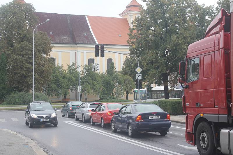 Na křižovatce u Kostela  sv. Jana Nepomuckého nefungují semafory.