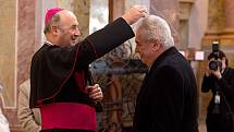 Udělení popelce, znamení pokání, Miloši Zemanovi z rukou arcibiskupa Jana Graubnera. Prezidentská návštěva poutní baziliky na Svatém Kopečku u Olomouce v roce 2014