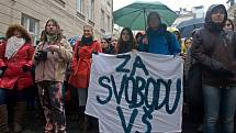 Protest studentů UP proti školské reformě na nádvoří filozofické fakulty 