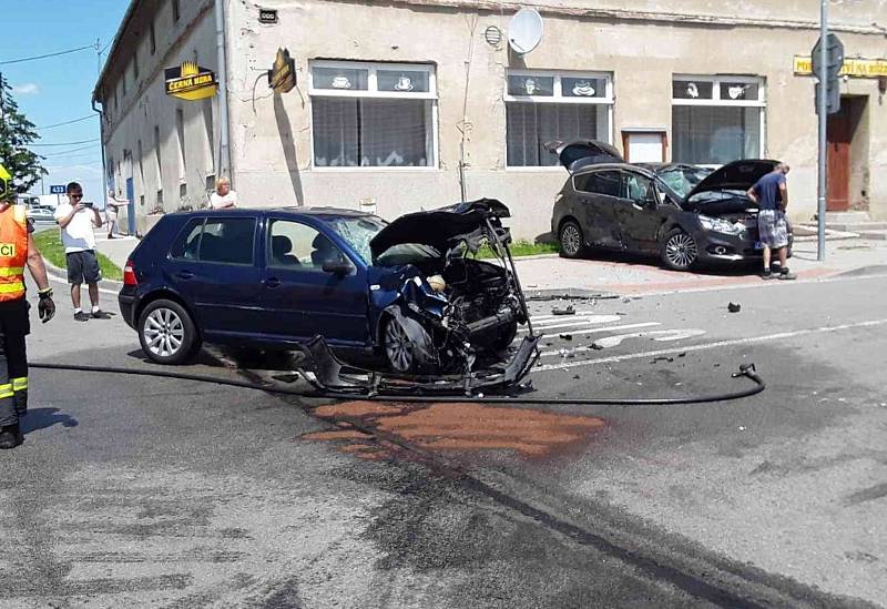 V středu havarovaly ve Výšovicích na Prostějovsku dva osobní vozy. Jeden z nich začal hořet. Při nehodě utrpělo zranění šest lidí.