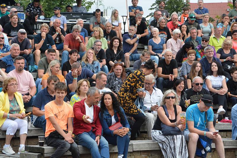 Festival Hanácké Woodstock, který se konal v sobotu odpoledne ve Velké Bystřici, přitáhl davy lidí. Na koncertě Vašo Patejdla se pod pódiem i tančilo.