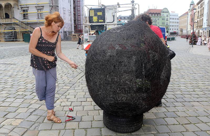 Euforie Veroniky Psotkové při instalaci na Horním náměstí v Olomouci