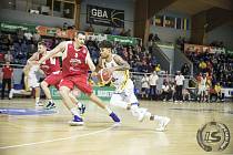 Basketbalisté BK Redstone Olomoucko (v červeném) proti Jindřichově Hradci
