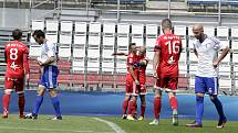 Olomoučtí fotbalisté (v červeném) porazili v přípravě druholigový Šamorín 3:0