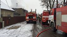 Hasiči na Nový rok zasahují u požáru rodinného domu v Hnojicích