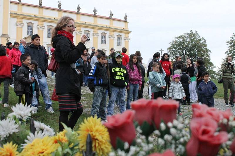 Čtrnáctého ročníku tradiční Rómské pouti na Svatém Kopečku se letos zúčastnilo kolem čtyř set Romů z celé české republiky.